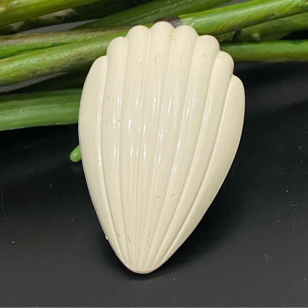 Vintage LIEBA USA Enameled Shell-Shaped Gold-tone Scarf Clip 13g.